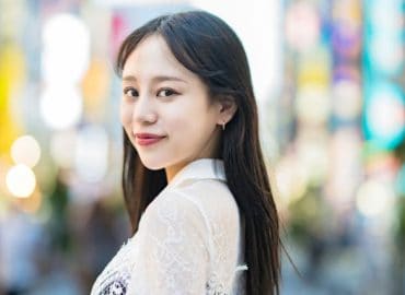 街中で振り返る女性