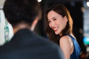 バーで話す男女